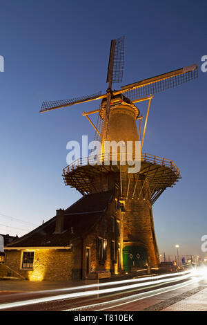 Helle Streifen durch die Molen de Roos, eine Windmühle in Delft, Südholland, Niederlande, Europa Stockfoto