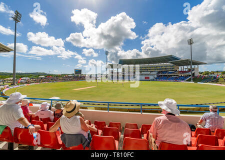 Anzeigen von Cricket Match im Sir Vivian Richards Stadium, St. George, Antigua, West Indies, Karibik, Zentral- und Lateinamerika Stockfoto