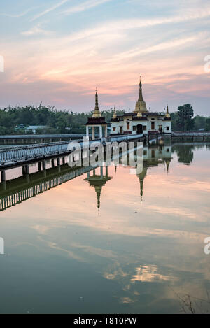 Snake Temple (Mwe Paya) bei Sonnenuntergang, Dalah, über den Fluss von Yangon (Rangun), Myanmar (Burma), Asien Stockfoto