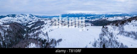 Verschneite Winterlandschaft in den Karpaten, Kleie, Siebenbürgen, Rumänien, Europa Stockfoto