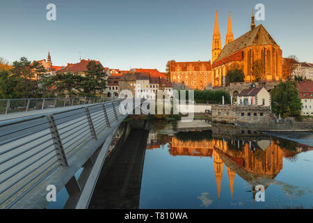 Blick über die Neiße in St. Peter und Paul Kirche bei Sonnenaufgang, Görlitz, Sachsen, Deutschland, Europa Stockfoto