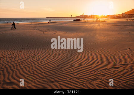 Bei Sonnenuntergang am Strand von Agadir, Marokko, Nordafrika, Afrika Stockfoto