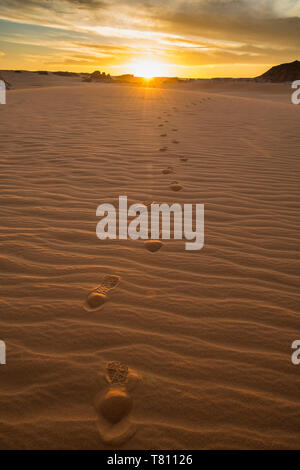 Sanddünen bei Sonnenuntergang in der Nähe der Ounianga Lakes, Weltkulturerbe der UNESCO, Tschad, Afrika Stockfoto