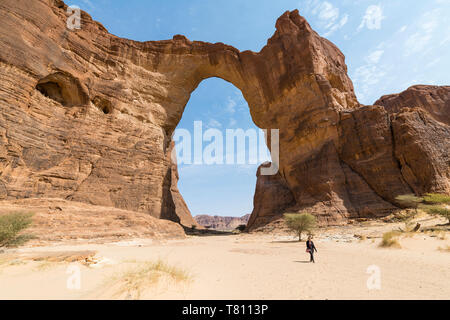 Drittgrößte rock Arch in der Welt, Ennedi Plateau, UNESCO-Weltkulturerbe, Region Ennedi, Tschad, Afrika Stockfoto