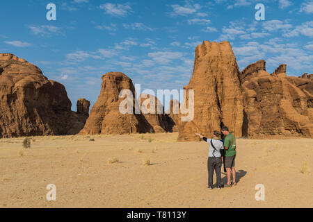 Paar an der schönen Felsformationen suchen, Ennedi Plateau, UNESCO-Weltkulturerbe, Region Ennedi, Tschad, Afrika Stockfoto