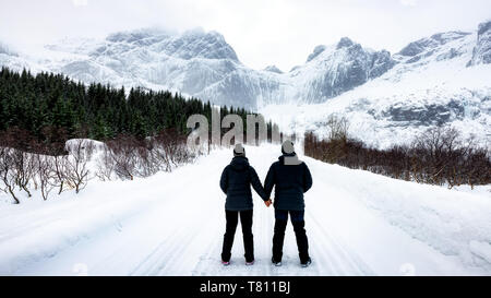 Bei 68 Grad Nord, ein paar Arktischen Winter Landschaft der Lofoten, Nordland, Norwegen, Europa Stockfoto