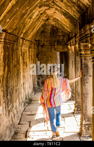 Frau Tourist in Angkor Wat, Angkor, UNESCO-Weltkulturerbe, Siem Reap, Kambodscha, Indochina, Südostasien, Asien Stockfoto