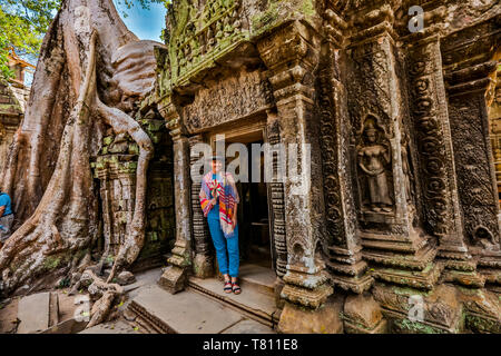 Frau Tourist in Angkor Wat, Angkor, UNESCO-Weltkulturerbe, Siem Reap, Kambodscha, Indochina, Südostasien, Asien Stockfoto