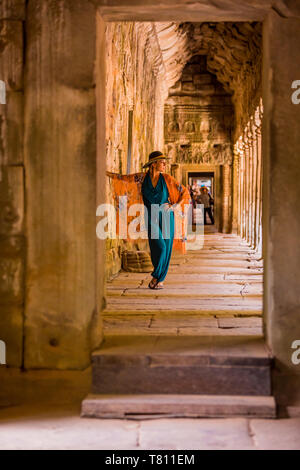 Amerikanische Frau Tourist in Angkor Wat Tempel, Angkor, Weltkulturerbe der UNESCO, Siem Reap, Kambodscha, Indochina, Südostasien, Asien Stockfoto