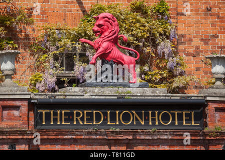 Das Red Lion Skulptur über dem Eingang zum Red Lion Hotel in Henley-on-Thames. Stockfoto