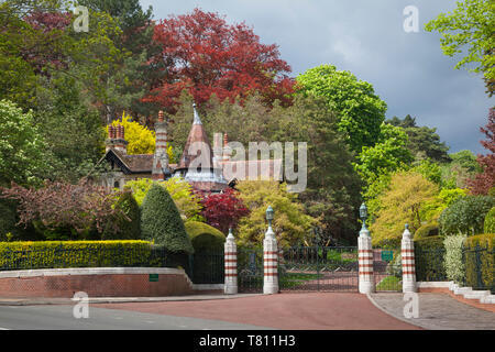 Die Eingangstore und Lodge Friar Park, ehemaliges Haus des verstorbenen George Harrison von den Beatles. Stockfoto