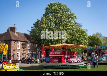 Ein bunter Jahrmarkt Kreisverkehr mit einer Rosskastanie Baum hinter auf der Kinecroft in Wallingford, Oxfordshire. Stockfoto