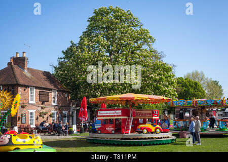 Ein bunter Jahrmarkt Kreisverkehr mit einer Rosskastanie Baum hinter auf der Kinecroft in Wallingford, Oxfordshire. Stockfoto