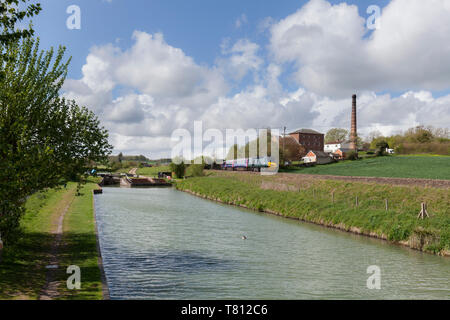 Great Western Railway Hochgeschwindigkeitszug (ICE 125) vorbei an Crofton Pumping Station und dem Kennet and Avon canal auf dem Berks & Hants Linie Stockfoto