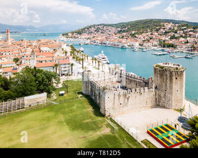 Luftaufnahme von touristischen Altstadt Trogir, historische Stadt auf einer kleinen Insel und Hafen an der adriatischen Küste in Split-dalmatien County, Kroatien. Stein Kamerl Stockfoto