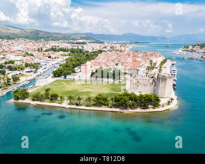 Luftaufnahme von touristischen Altstadt Trogir, historische Stadt auf einer kleinen Insel und Hafen an der adriatischen Küste in Split-dalmatien County, Kroatien. Stein Kamerl Stockfoto