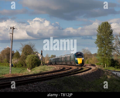 First Great Western Klasse 802 Bi-Modus Hitachi Intercity Express Zug auf dem Berks & Hants Linie an Crofton, Wiltshire Stockfoto