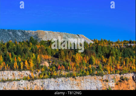 Schönen Herbst Landschaft bei Sonnenuntergang in den Bergen Stockfoto