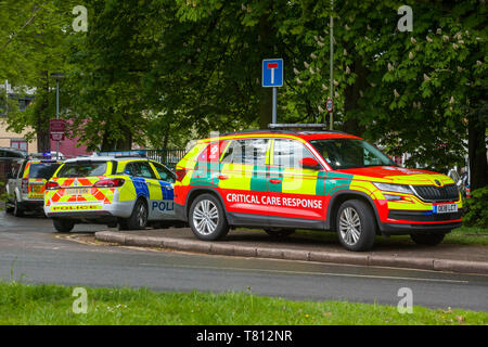 Ein Critical Care Antwort Fahrzeug von Thames Valley Air Ambulance bei einem Vorfall in Oxford mit Polizei und Krankenwagen hinter sich. Stockfoto