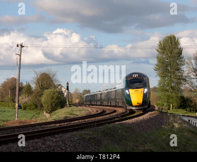 First Great Western Klasse 802 Bi-Modus Hitachi Intercity Express Zug auf dem Berks & Hants Linie an Crofton, Wiltshire Stockfoto