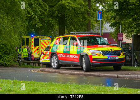 Ein Critical Care Antwort Fahrzeug von Thames Valley Air Ambulance bei einem Vorfall in Oxford mit Polizei und Krankenwagen hinter sich. Stockfoto