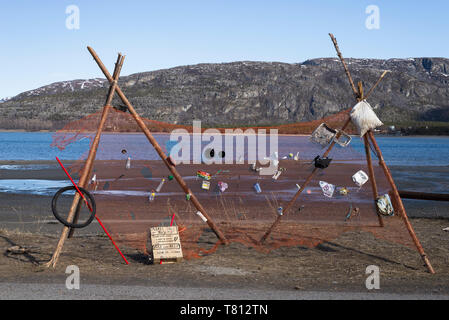 Bitte geben Sie Ihren Papierkorb mit der Anmeldung auf einem lokalen Strand im Norden von Norwegen. Die Verschmutzung aus Kunststoff, Kunststoff, Kunststoff problem. Speichern Sie den Ozean. Stockfoto