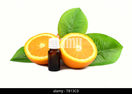 Zwei halbe reife Frucht orange Gesunde mit ätherischen Öl in einem kosmetischen Flasche auf einem isolierten weißen Hintergrund mit Blättern Stockfoto