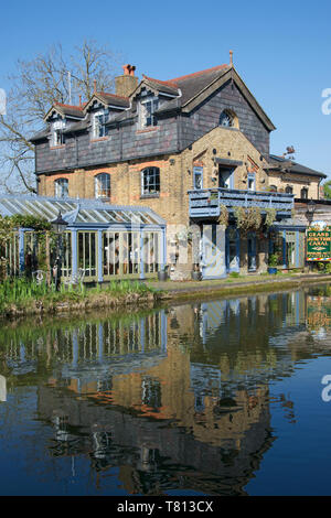 Am Kanal gelegenes Haus Grand Union Canal Berkhamsted Hertfordshire, England Stockfoto