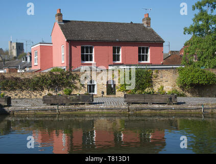 Am Kanal gelegenes Haus Grand Union Canal Berkhamsted Hertfordshire, England Stockfoto