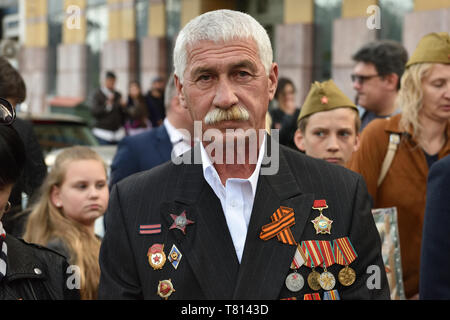 Athen, Griechenland. 9. Mai 2019. Unsterblich Regiment Prozession während der Tag des Sieges Feiern zum 74. Jahrestag des Sieges über Nazi-Deutschland zu markieren und die russischen Opfer im Zweiten Weltkrieg in Athen, Griechenland, gedenken. Credit: Nicolas Koutsokostas/Alamy Stock Foto. Stockfoto