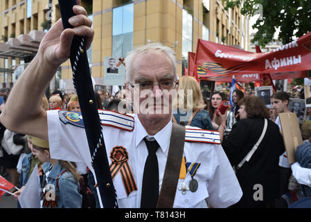 Athen, Griechenland. 9. Mai 2019. Unsterblich Regiment Prozession während der Tag des Sieges Feiern zum 74. Jahrestag des Sieges über Nazi-Deutschland zu markieren und die russischen Opfer im Zweiten Weltkrieg in Athen, Griechenland, gedenken. Credit: Nicolas Koutsokostas/Alamy Stock Foto. Stockfoto