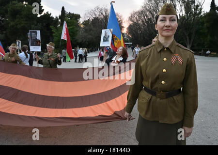 Athen, Griechenland. 9. Mai 2019. Unsterblich Regiment Prozession während der Tag des Sieges Feiern zum 74. Jahrestag des Sieges über Nazi-Deutschland zu markieren und die russischen Opfer im Zweiten Weltkrieg in Athen, Griechenland, gedenken. Credit: Nicolas Koutsokostas/Alamy Stock Foto. Stockfoto