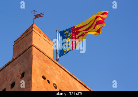 Detail von der Spitze des Turms von Torrent, wo die Flagge der Comunitat Valenciana fliegt Stockfoto