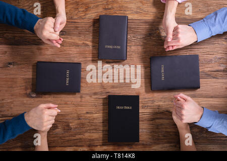 Nahaufnahme des Menschen mit der jeweils anderen Hand Beten zusammen Stockfoto