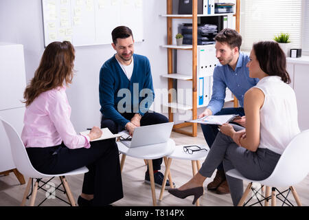 Gruppe von Geschäftsleuten zusammen arbeiten im Büro Stockfoto