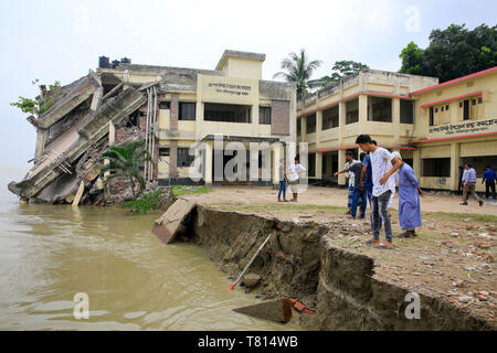 Naria Upazila Gesundheit komplexe Gebäude im Stadtteil Shariatpur geht in die Padma River. Shariatpur, Bangladesch Stockfoto