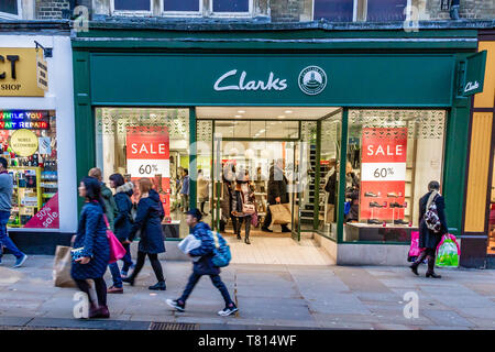 Käufer an der Außenseite von Clarks schuh Shop auf einer belebten Straße in Oxford, UK. Dezember 2018. Stockfoto