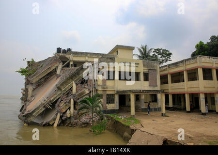 Naria Upazila Gesundheit komplexe Gebäude im Stadtteil Shariatpur geht in die Padma River. Shariatpur, Bangladesch Stockfoto