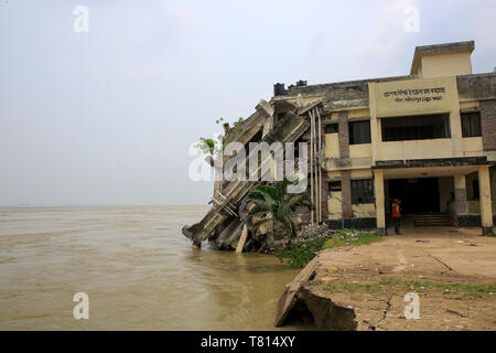 Naria Upazila Gesundheit komplexe Gebäude im Stadtteil Shariatpur geht in die Padma River. Shariatpur, Bangladesch Stockfoto