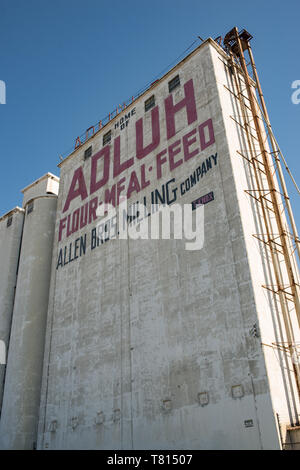 Die ikonischen Adluh Mühle steht noch und bleibt eine funktionierende Mühle mit einem kleinen Einzelhandelsgeschäft in Columbia, South Carolina. Stockfoto