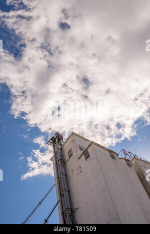 Die ikonischen Adluh Mühle steht noch und bleibt eine funktionierende Mühle mit einem kleinen Einzelhandelsgeschäft in Columbia, South Carolina. Stockfoto