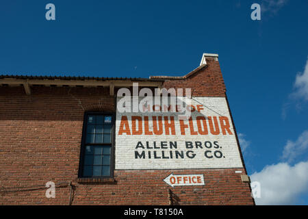 Die ikonischen Adluh Mühle steht noch und bleibt eine funktionierende Mühle mit einem kleinen Einzelhandelsgeschäft in Columbia, South Carolina. Stockfoto