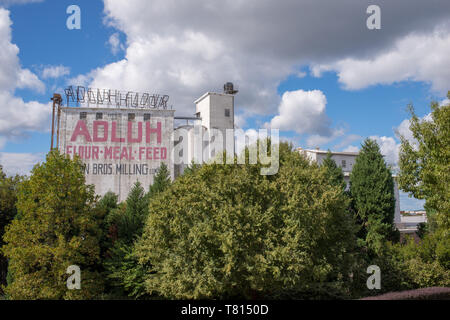 Die ikonischen Adluh Mühle steht noch und bleibt eine funktionierende Mühle mit einem kleinen Einzelhandelsgeschäft in Columbia, South Carolina. Stockfoto