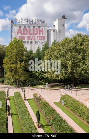 Die ikonischen Adluh Mühle steht noch und bleibt eine funktionierende Mühle mit einem kleinen Einzelhandelsgeschäft in Columbia, South Carolina. Stockfoto