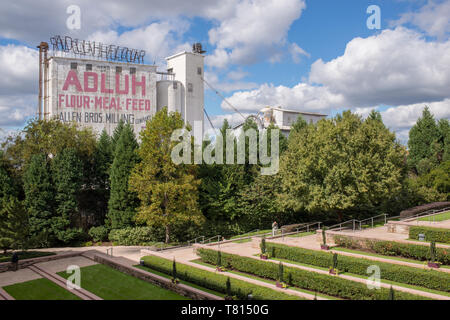 Die ikonischen Adluh Mühle steht noch und bleibt eine funktionierende Mühle mit einem kleinen Einzelhandelsgeschäft in Columbia, South Carolina. Stockfoto