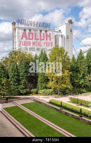 Die ikonischen Adluh Mühle steht noch und bleibt eine funktionierende Mühle mit einem kleinen Einzelhandelsgeschäft in Columbia, South Carolina. Stockfoto