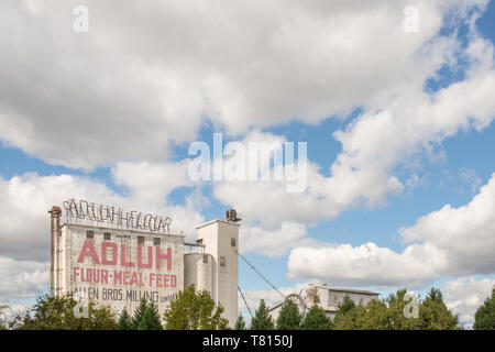 Die ikonischen Adluh Mühle steht noch und bleibt eine funktionierende Mühle mit einem kleinen Einzelhandelsgeschäft in Columbia, South Carolina. Stockfoto