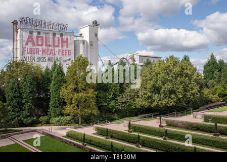 Die ikonischen Adluh Mühle steht noch und bleibt eine funktionierende Mühle mit einem kleinen Einzelhandelsgeschäft in Columbia, South Carolina. Stockfoto