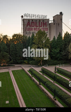 Die ikonischen Adluh Mühle steht noch und bleibt eine funktionierende Mühle mit einem kleinen Einzelhandelsgeschäft in Columbia, South Carolina. Stockfoto