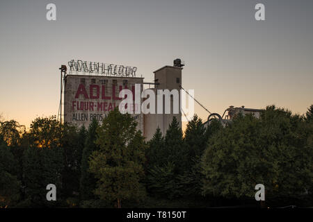 Die ikonischen Adluh Mühle steht noch und bleibt eine funktionierende Mühle mit einem kleinen Einzelhandelsgeschäft in Columbia, South Carolina. Stockfoto